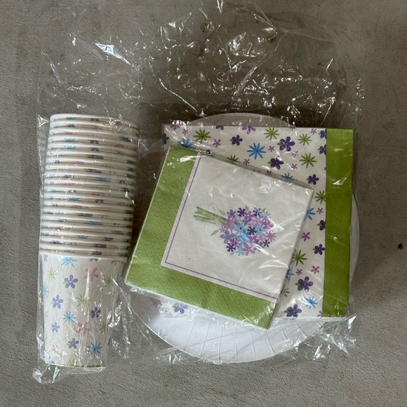 NEW flower bouquet paper plates, napkins & cups 20 count each - Picture 2 of 2